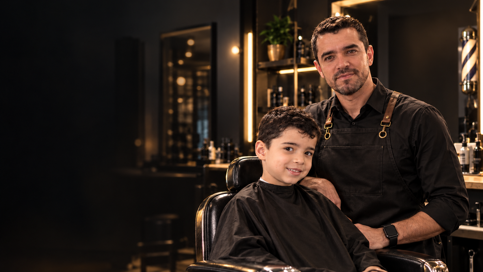 Barbeiro e cliente em barbearia